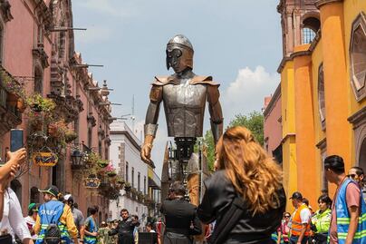 El gigante Aquiles llega a Querétaro; se abre paso entre los transeúntes