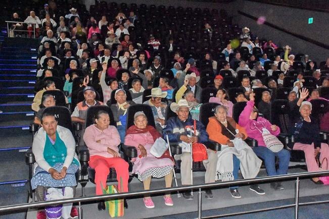 Invitan al cine a abuelitos de El Marqués
