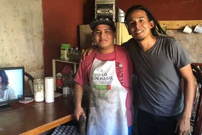 Vende pan a ritmo de rap y se vuelve viral