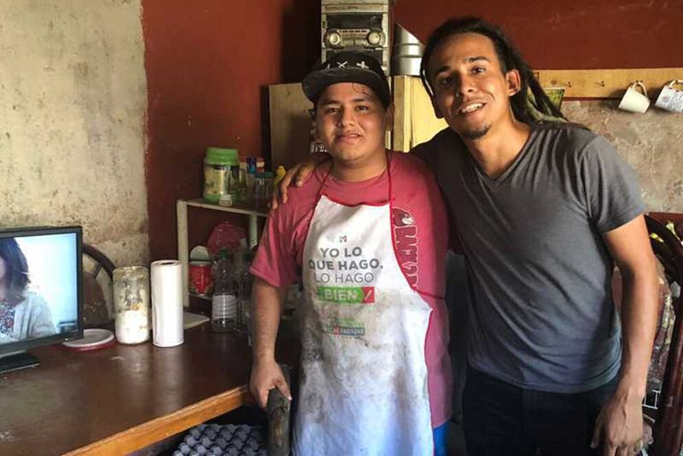 Monoloco (der.) vio el video de Jesús (izq.) en Youtube y viajó desde Houston a Reynosa para conocerlo y entrevistarlo. Foto: Edgar Tequianes / EL UNIVERSAL
