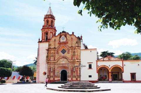 Brindan homenaje a baluarte de la sierra