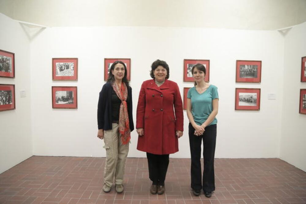 Roberta García, Araceli Ardón y Carla García estuvieron presentes en la inauguración de la serie fotográfica (FOTOS: GONZALO IBÁÑEZ. EL UNIVERSAL)