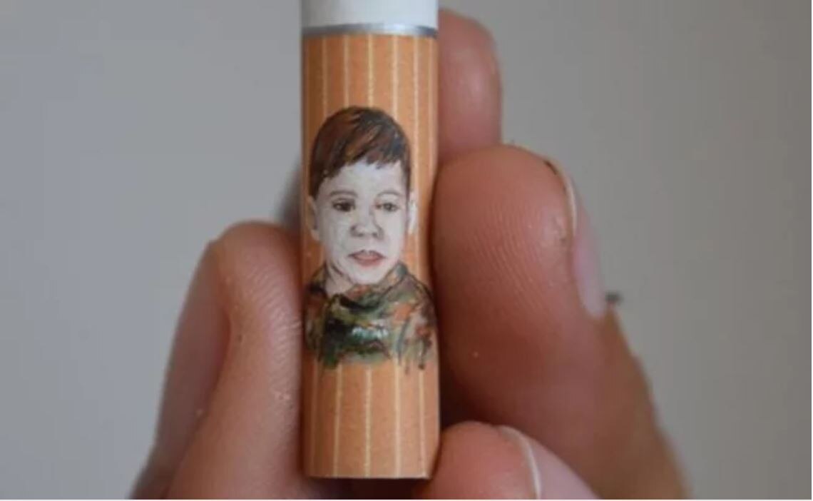 Artista crea conciencia ambiental con pinturas en colillas de cigarro