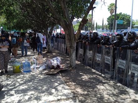Ya está libre la avenida 5 de Febrero; manifestantes denuncian detenciones 