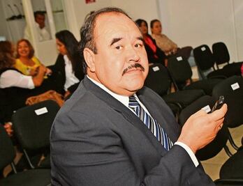 Ex líder del SNTE se deslinda de demanda
