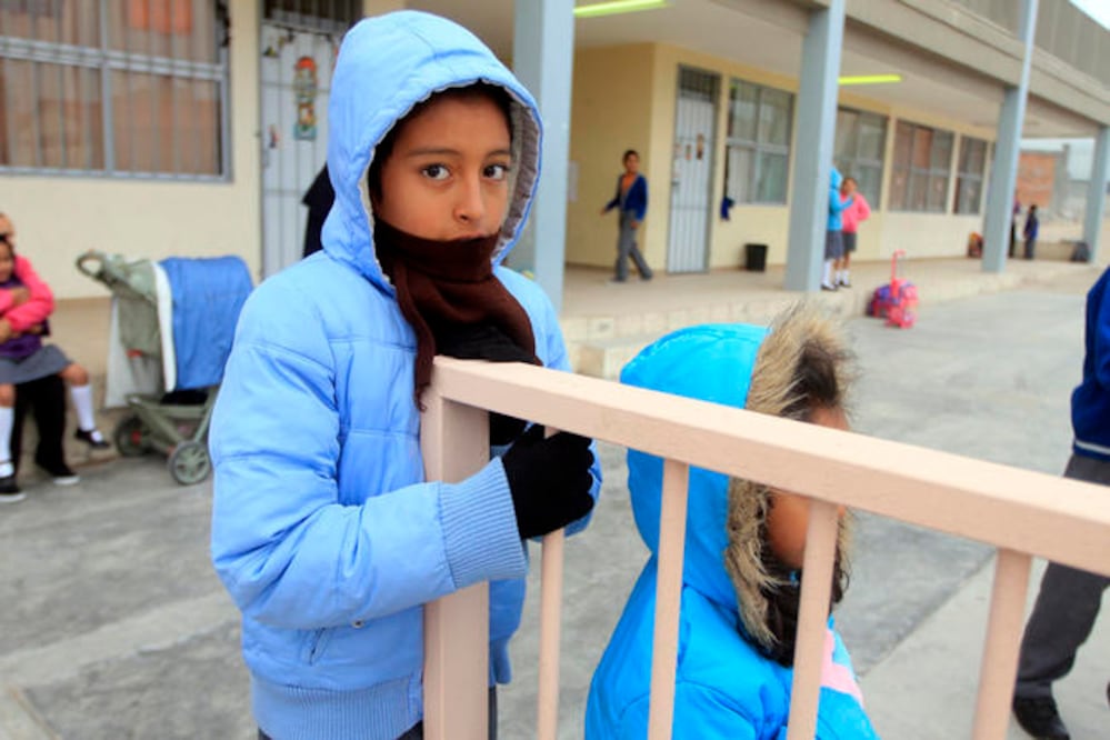 Protección Civil recomienda mantener a los niños cubiertos de las vías respiratorias y aumentar la ingesta de alimentos con vitaminas. (FOTOS: CÉSAR GÓMEZ. EL UNIVERSAL)