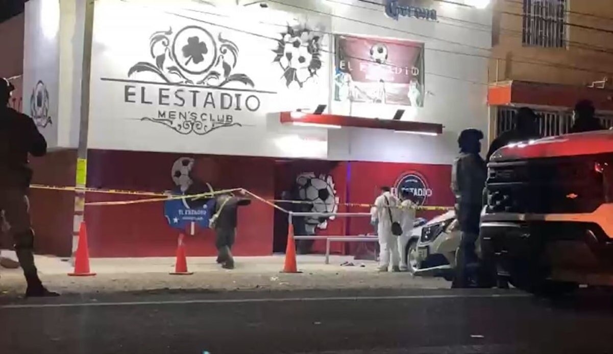 Dos mujeres y seis hombres murieron, tras ataque armado en "El Estadio", ubicado en la Celaya-Querétaro