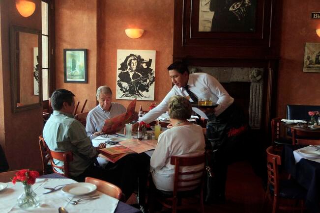 En épocas de fin de año, la asistencia a restaurantes incrementa, por lo que los comerciantes esperan que este año se mantenga el mismo nivel de consumo. (ARCHIVO. EL UNIVERSAL)