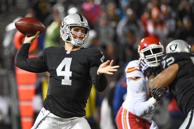 El quarterback Derek Carr dio un cambio radical a los “Malosos”. (FOTO: KYLE TERADA. USA TODAY SPORTS)