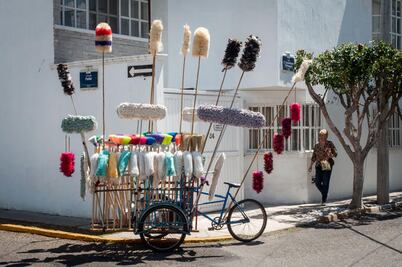 Plumeros, trapeadores y escobas recorren las calles