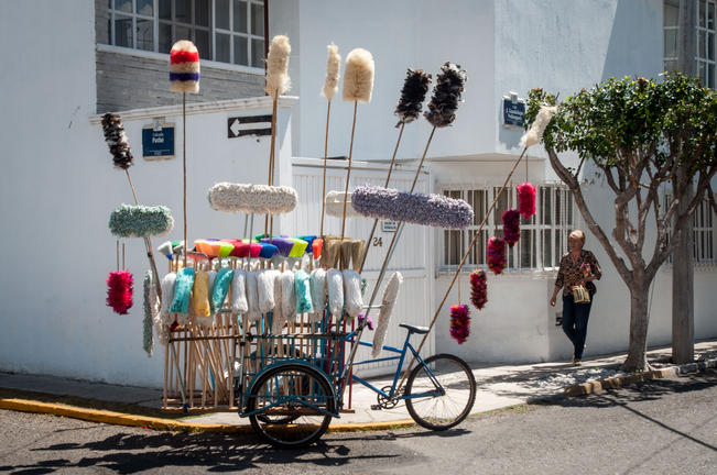 Plumeros, trapeadores y escobas recorren las calles