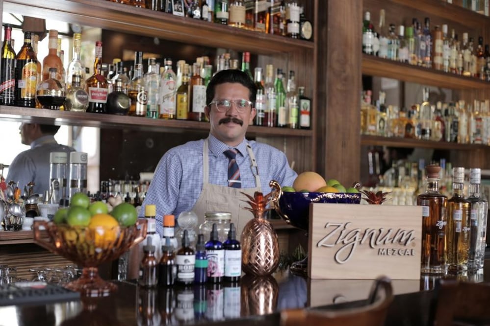 Tomando como base la esencia mexicana, el mixólogo Gustavo Ortega Oyarzun logra la preparación de un perfecto coctel a base de mezcal y distintas especies.