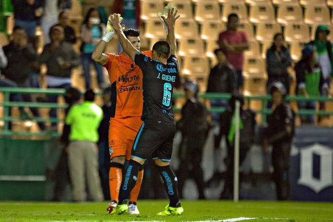 Tiago Volpi se vistió de héroe al marcar el penalti. (IMAGO7)