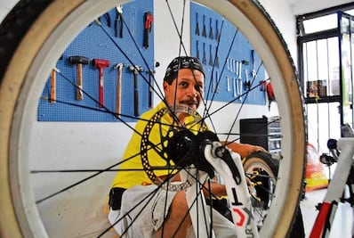 Ofrecen cursos para arreglar bicis