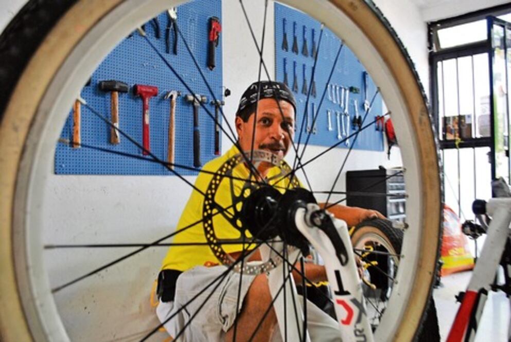 Ofrecen cursos para arreglar bicis