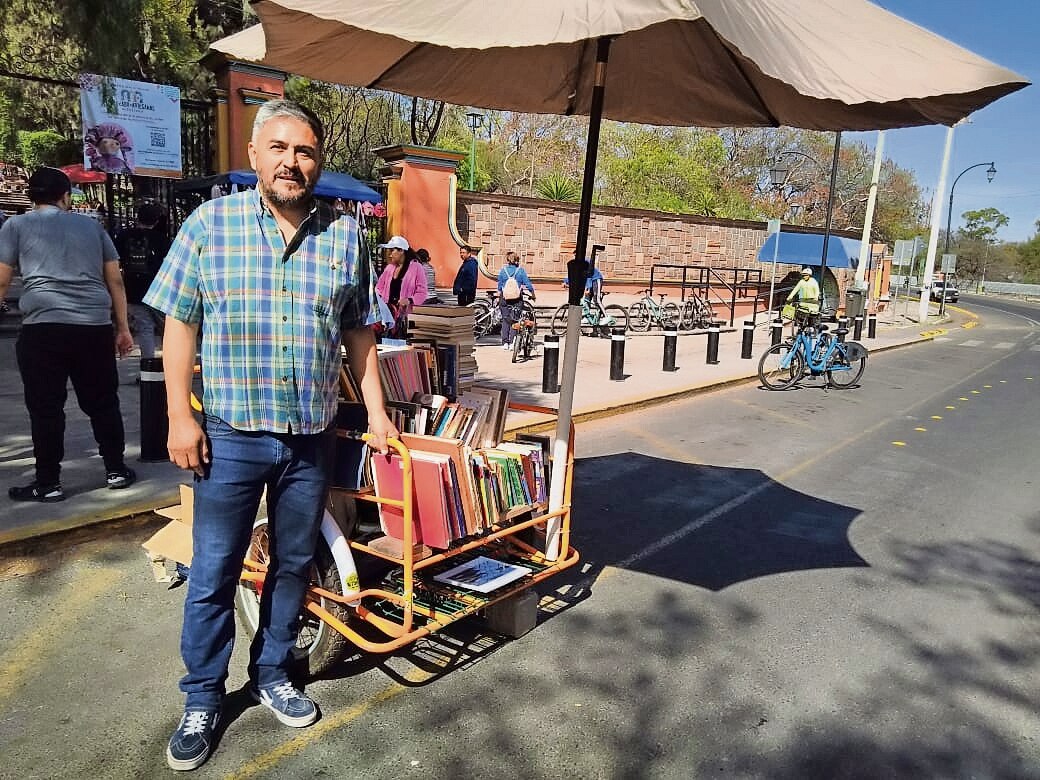 Gil viaja en un triciclo cargado de historias