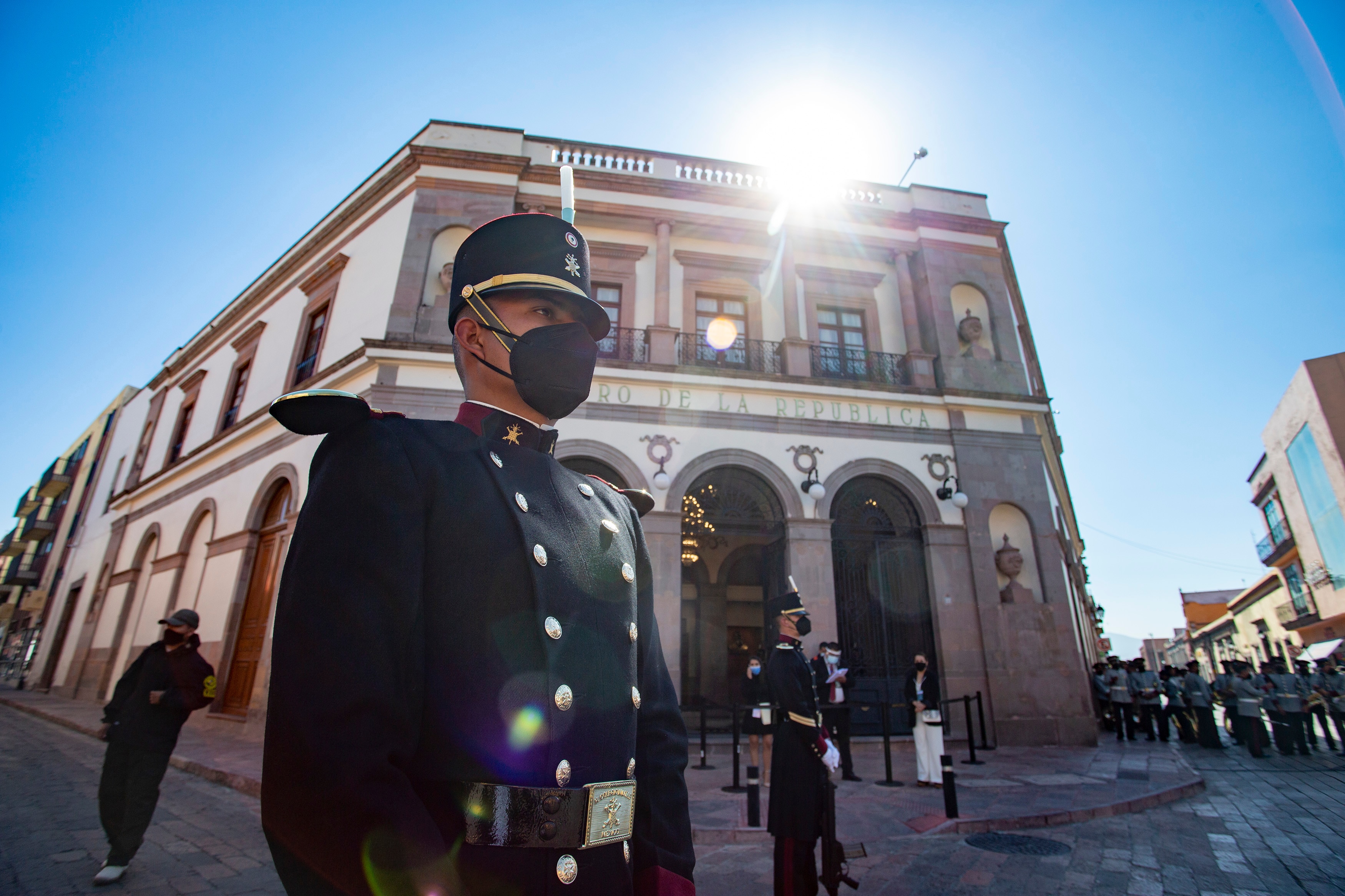 Con cubrebocas y filtros sanitarios, la conmemoración de la Constitución de 1917