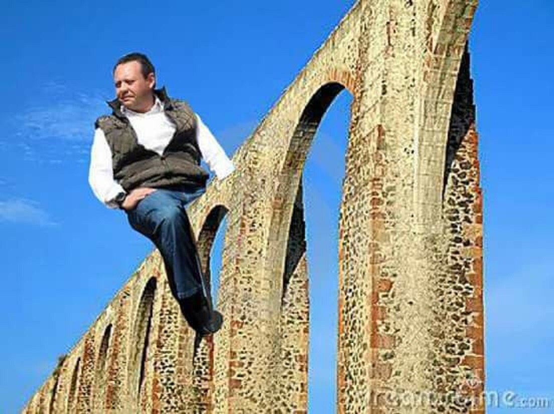 Por subir muro, le llueven memes a Braulio Guerra