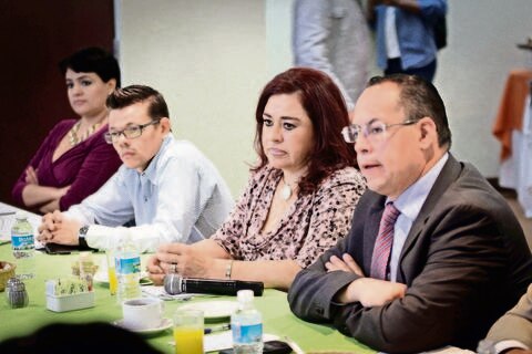 Celebran arreglo entre Aguilar Vega y policías