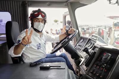 Luis Nava se pone el traje de paramédico y promete apoyo a los cuerpos de emergencia