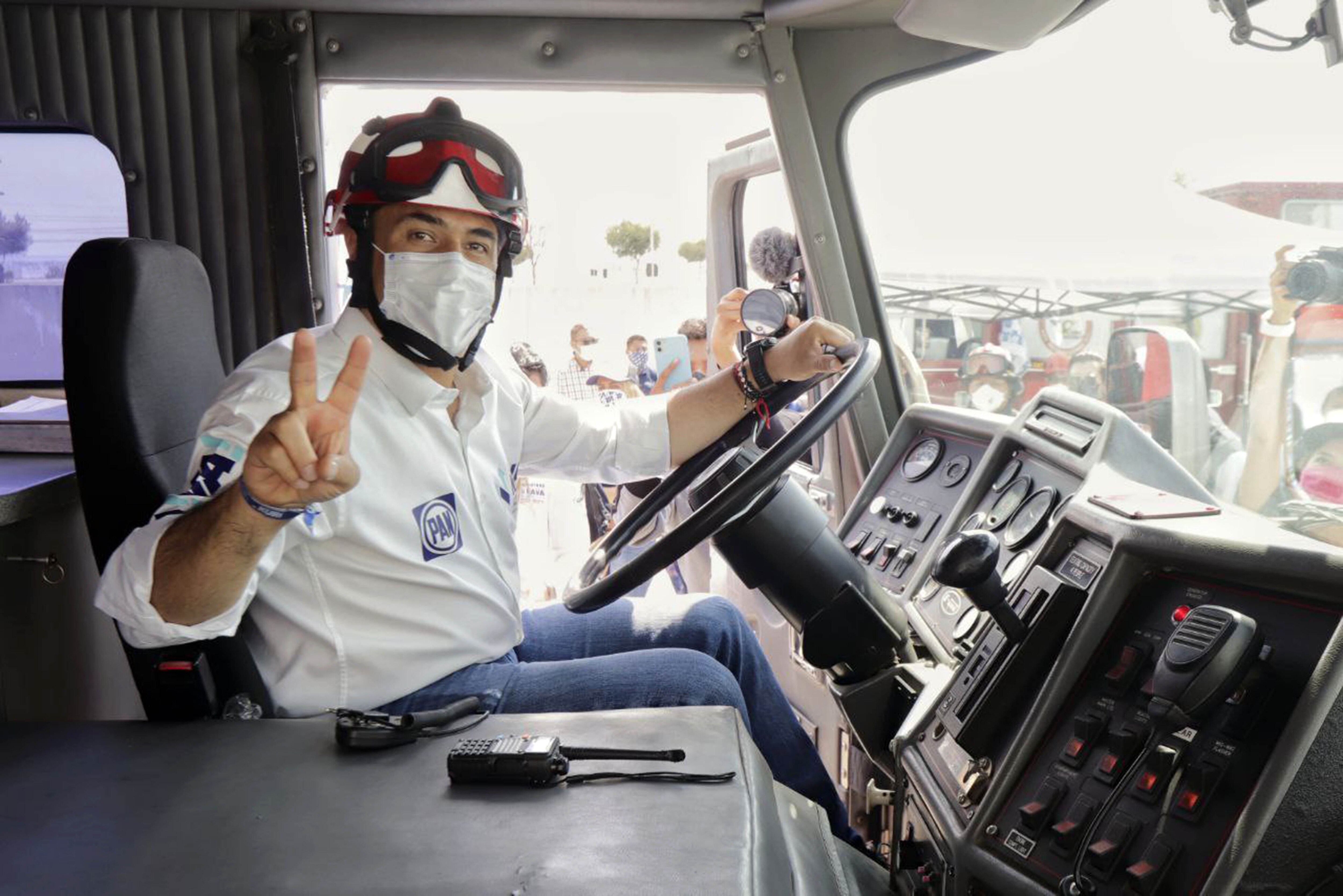 Luis Nava se pone el traje de paramédico y promete apoyo a los cuerpos de emergencia