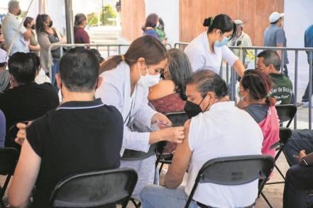 Esperan hasta cuatro horas para recibir el refuerzo antiCovid en Querétaro