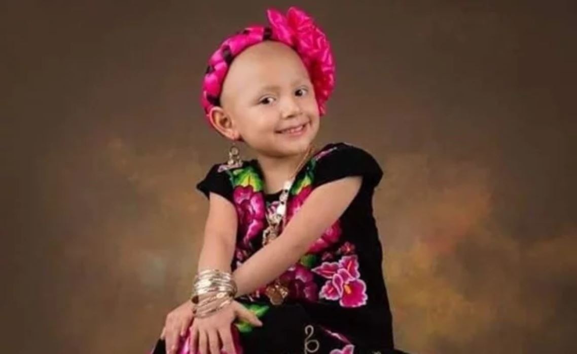 Niña vence cáncer y celebra posando con traje istmeño
