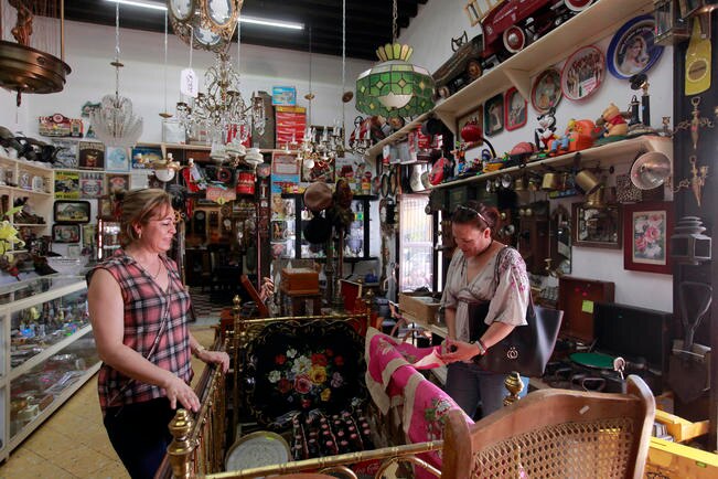 En estos lugares el tiempo literalmente se detuvo, y en ellos se pueden ver piezas de otras épocas que luchan por sobrevivir, mientras los compradores buscan llevarlos para darles un lugar importante en sus casas y en su vida (CÉSAR GÓMEZ)
