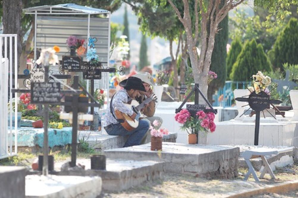 Músicos alegran panteón