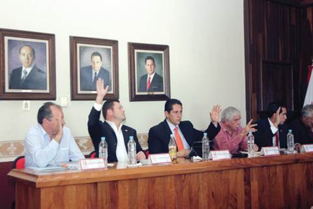 Regidores rechazan recorte a salario