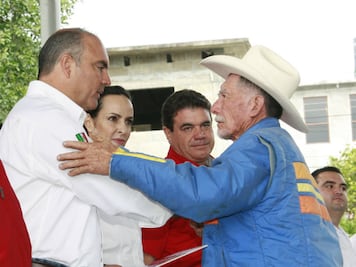 Calzada entrega apoyos en la sierra