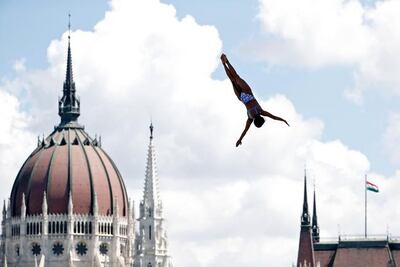 Adriana salta por el podio