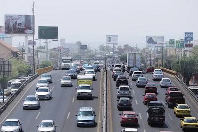 Retiran espectaculares irregulares en la capital