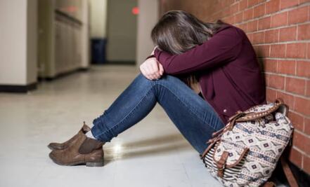 En plena clausura de fin de cursos, estudiante chiapaneca denuncia acoso sexual por parte de maestros; señala a 25 docentes