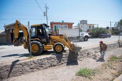 Realizan limpieza en drenaje de El Marqués