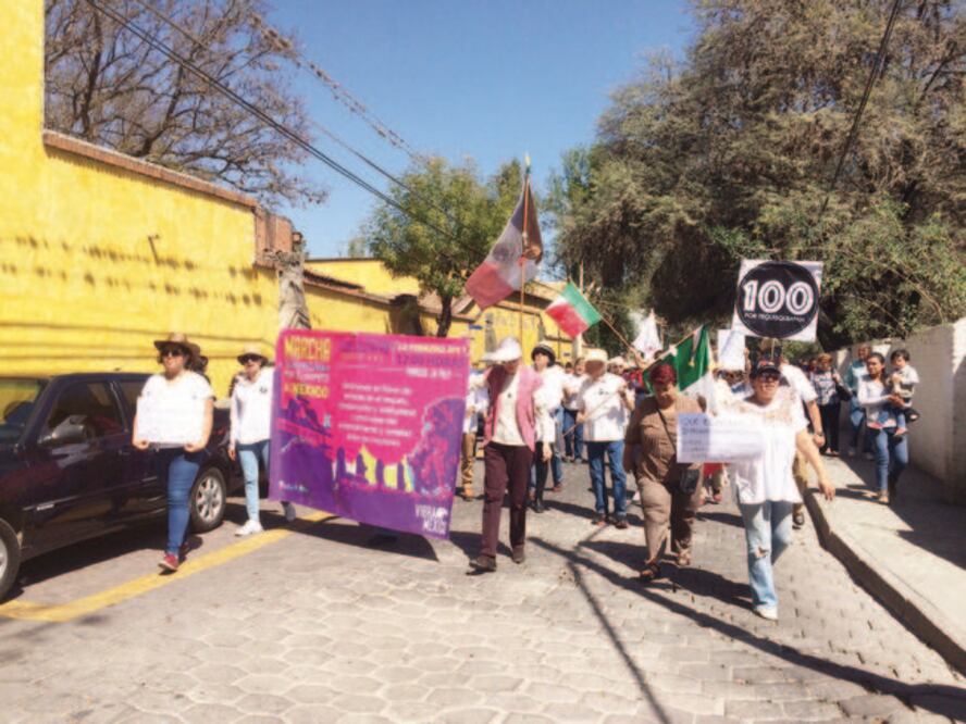 Tras marchar por calles del centro de la cabecera de Tequis, ciudadanos llegaron al jardín principal y entonaron el Himno Nacional (ROCÍO G. BENÍTEZ)