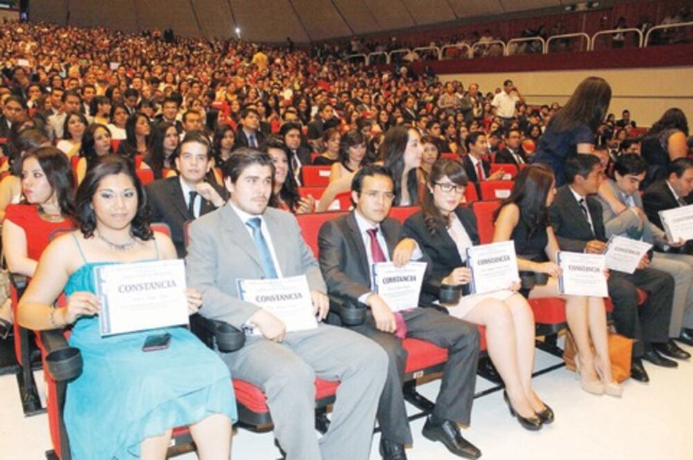Entregan constancia a 359 estudiantes