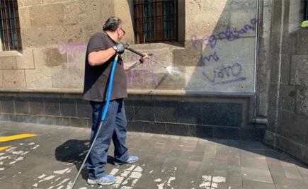 Inician limpia de pintas en Palacio Nacional tras protesta feminista