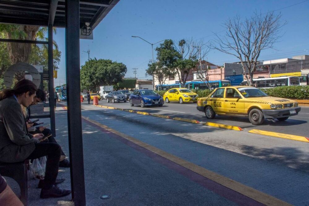 Nuevas paradas para el transporte público complican la labor de los taxistas en Zaragoza. Foto: Mitzi Olvera