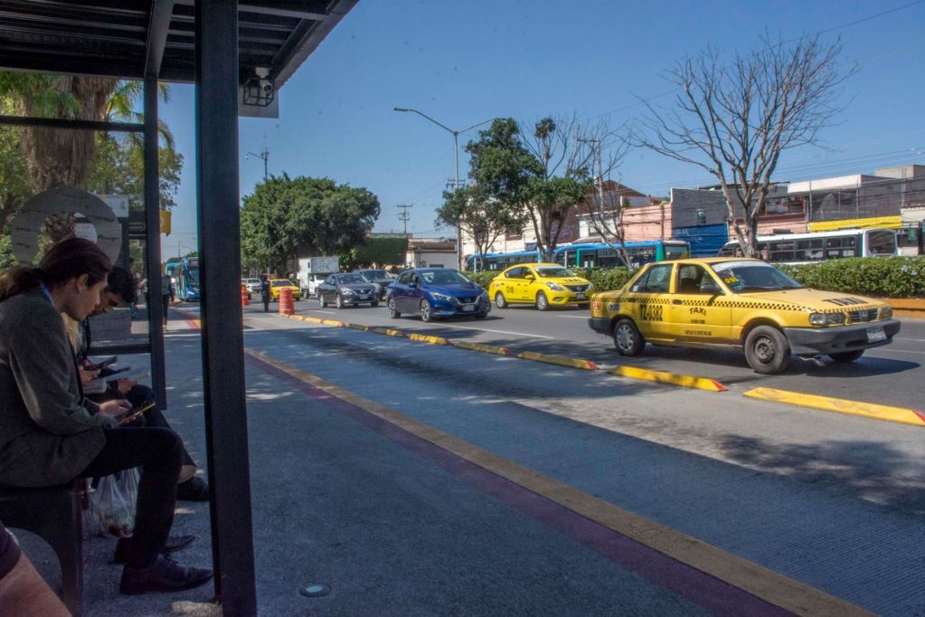 Nuevas paradas para el transporte público complican la labor de los taxistas en Zaragoza. Foto: Mitzi Olvera