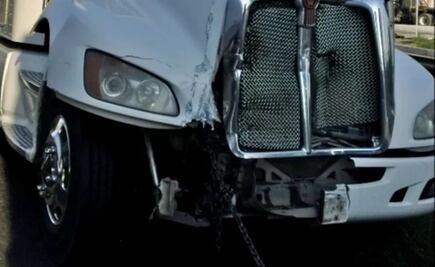 Tráiler choca con combi en autopista México-Querétaro; hay tres muertos