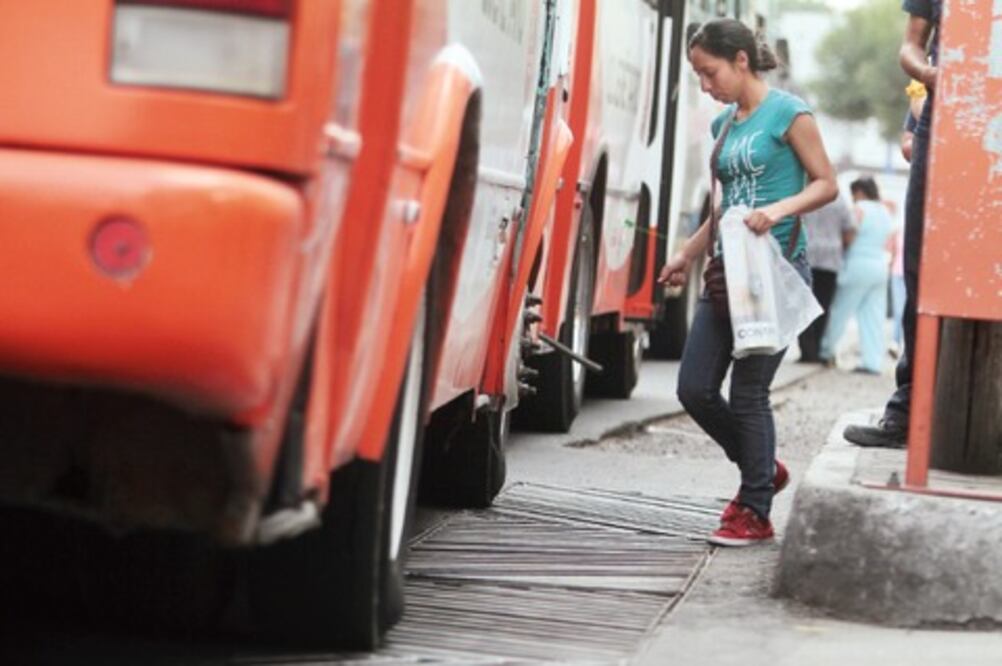 Piden cambiar llantas del transporte público