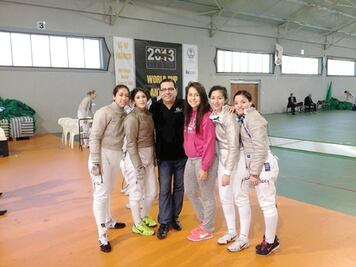 Pliego y las esgrimistas en sitio 12  