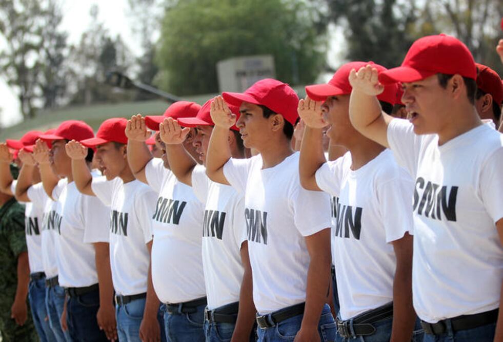 Honor. 1, 242 jóvenes del SMN, clase 1999, anticipados, remisos y mujeres, rindieron protesta de bandera. (MARIO VALDÉS. EL UNIVERSAL)