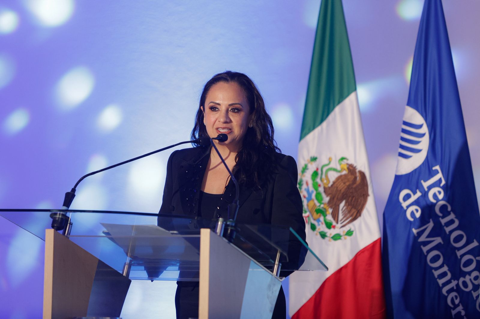Reconocen a Tania Ruiz Castro con el Premio al Mérito EXATEC 2025 por su labor social en Querétaro
