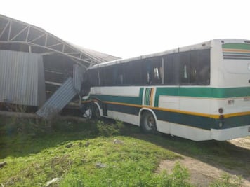 Choca camión foráneo 