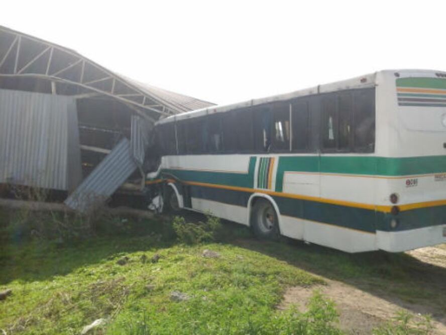 Choca camión foráneo