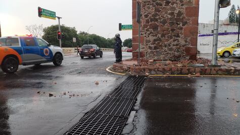 Flores, veladoras y un rayo en los Arcos, recuerda a Martín y Mitzi