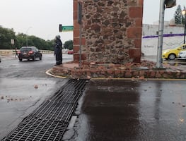 Flores, veladoras y un rayo en los Arcos, recuerda a Martín y Mitzi