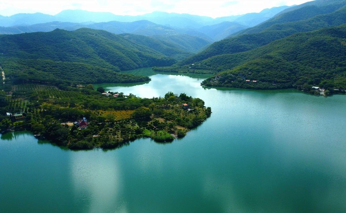 Presa de Jalpan, joya natural en la Sierra Gorda de Querétaro, te espera con aves migratorias, aventura y gastronomía local. Foto: Pinshi Millennial.